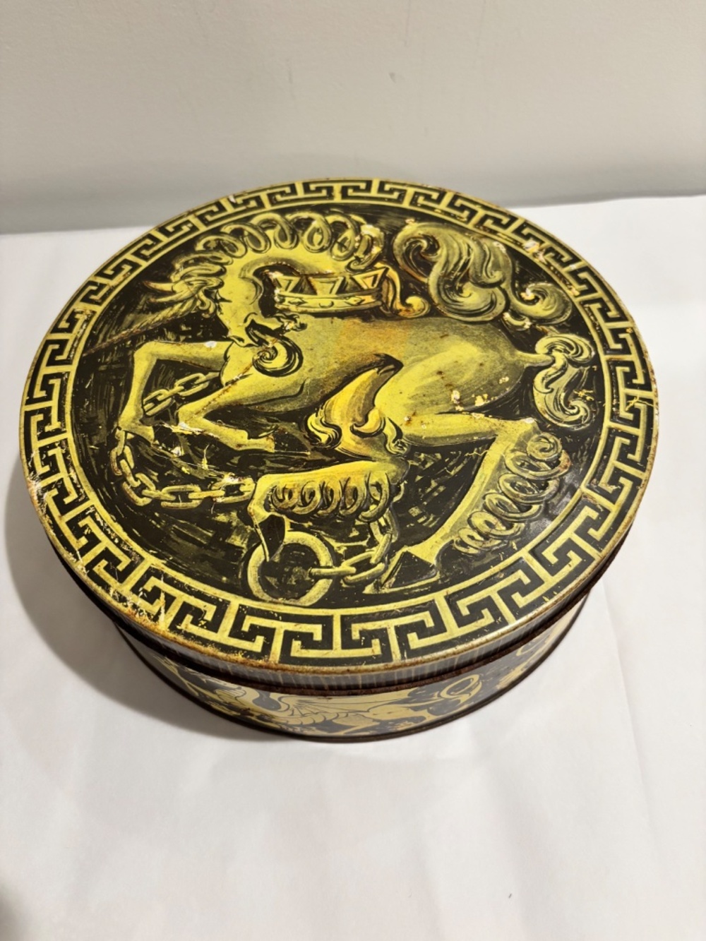 Vintage PEEK FREAN & CO. LTD round metal biscuit tin collectible London England